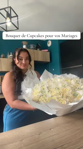 Wedding cake classique ou… 🧁💐 Bouquet de cupcakes qui fait fondre tous les cœurs ? Laissez parler votre créativité pour un dessert aussi beau que délicieux ! #cupcake #bouquet #flowers #bouquetdecupcakes #bouquetofflowers #bouquetofcupcakes #weddingcake 