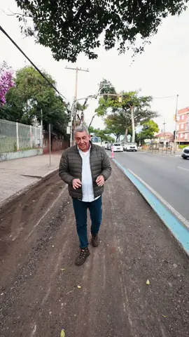 🚧 Avançamos na qualificação da avenida Nonoai! As equipes da prefeitura estão aplicando a nova camada de asfalto na faixa exclusiva de ônibus da 3ª Perimetral, entre a Vicente Monteggia e a rótula da rua Cel. João Pinto. 🚍 Com a recuperação de 1,5 km da via, vamos garantir mais agilidade no deslocamento de quem circula pela região em direção ao Centro Histórico. A cidade tem pressa e nós seguimos no mesmo ritmo. 💪🏽  📹 Gustavo Garbino #PortoAlegre #MobilidadeUrbana #FaixaExclusiva #ACidadeTemPressa #AvenidaNonoai #ZonaSul