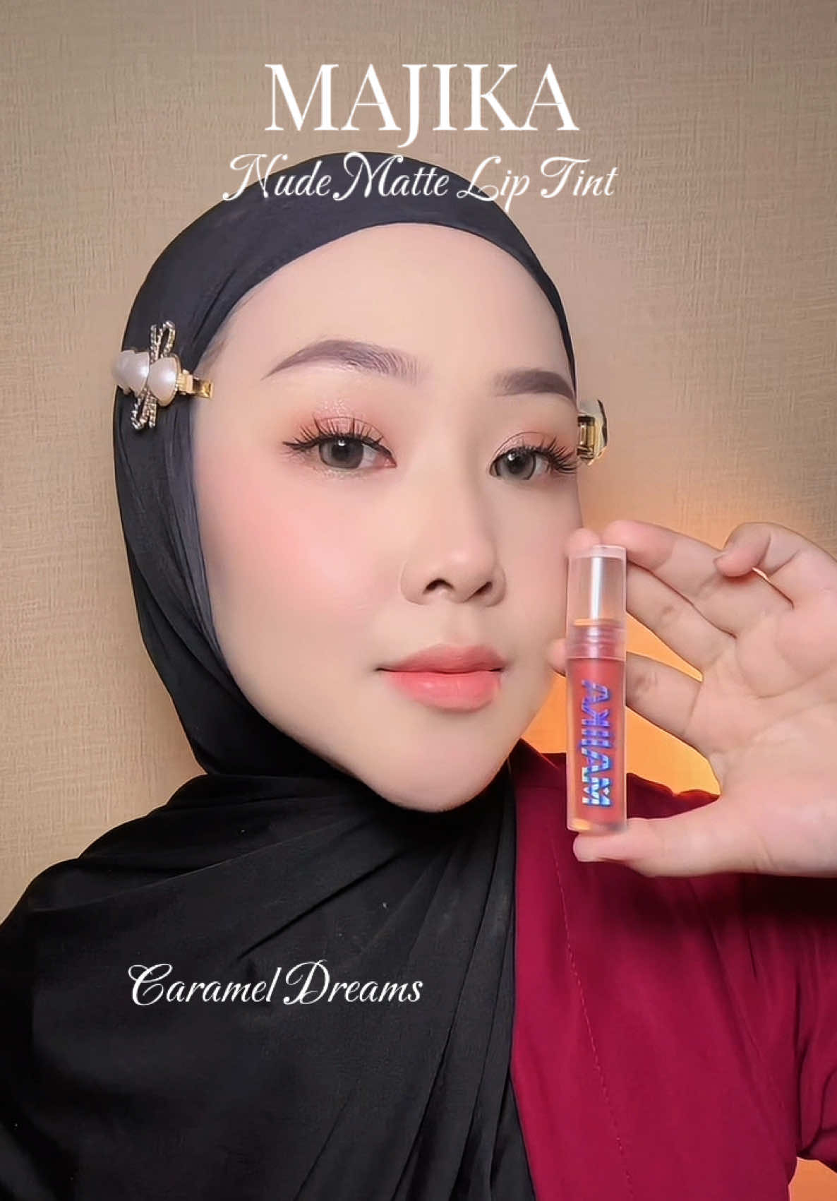 Nude Matte Lip Tint dari Majika sedikit aja udah bisa mengcover seluruh bibir dan teksturnya creamy bgt jadi gampang untuk di aplikasikan 😍✨ #majika #matteliptint #liptint #matteliptintrecommend #liptintviral #nude #fyp #foryou #foryoupage 