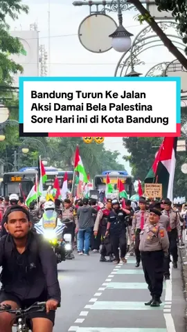 Bandung turun ke jalan! Sore tadi di Asia Afrika Kota Bandung 🥺 .. Jalanan sore hari ini terasa beda oleh aksi damai penuh karya cinta hingga Doa untuk Palestina digelar di Asia Afrika sore ini hati bersatu. FREE PALSTINE !!! 🇵🇸❤️  .. #SolidaritasUntukPalestina #Bandung #Ibkmedia #palestine #Infobandungkota #beritatiktok 