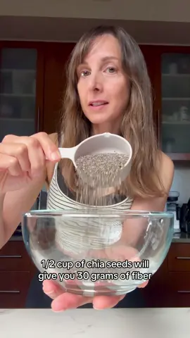 SAVE FOR FIBER GOALS🗝️Diversity is key when it comes to fiber.  💩Different types of fiber and prebiotics feed different gut bacteria, which then produce a range of beneficial compounds—each with unique effects. It’s like getting a variety of vitamins: the more diverse your fiber sources, the broader the benefits. 5️⃣Try to include fiber from all five groups: fruits, vegetables, whole grains, legumes, and nuts and seeds. Each group feeds different gut bacteria and offers unique benefits—so variety really matters. ➡️Here are 10 easy ways to get 5 grams of fiber, using foods from each of the five fiber groups: 🫐🍓Fruit group: ¾ cup raspberries ¾ cup blackberries 🍠🥦Vegetable group: ½ cup canned artichoke hearts 1 medium sweet potato with skin 🫘🫛Legumes group: ¼ cup dried black beans ¼ cup dried lentils 🥜🌰Nuts and seeds group: 1½ tablespoons chia seeds ¼ cup almonds 🥣🌾Grain group: ⅓ cup oat groats ⅓ cup quinoa #fiber #nutrition #wfpb #longevity #guthealth