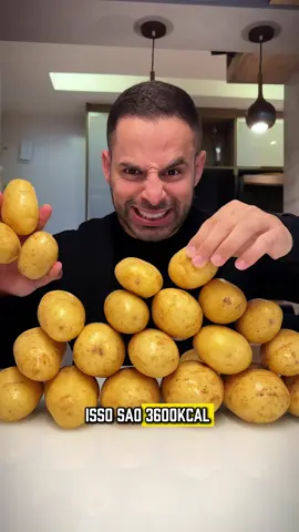 Isso aqui é o que 3.600 calorias de batata parecem. 🍟😱 E hoje eu vou transformar a forma como você enxerga os carboidratos. Imagina que você consome 12 mil calorias por semana. Se 30% disso vem de carboidratos, estamos falando de 3.600 calorias. E isso aqui também tem 3.600 calorias. Mas olha o tamanho da diferença: Se você escolhe batata, dá pra comer até 2,5x mais comida com a mesma caloria! 😳 É aqui que o jogo vira. Você não precisa comer pouco ou passar fome pra emagrecer. Você só precisa aprender a fazer escolhas inteligentes. E é exatamente isso que eu ensino aqui. Nutrição leve, divertida e desenhada pra você entender de verdade. Segue o Nutri das Estrelas ✨ e nunca mais caia nas armadilhas da dieta que faz sofrer. #emagrecimentointeligente #carboidratosdobem #nutriçãona prática #onutridasestrelas