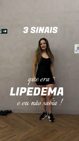 3 sinais que era lipedema… e eu não sabia! ⁣ 1️⃣ Hematomas frequentes sem nem lembrar de ter batido. 2️⃣ Dores nos joelhos, como se estivessem sempre sobrecarregados. 3️⃣ A pele da perna com aquele aspecto de casca de laranja.⁣ ⁣ O lipedema é uma condição crônica que causa acúmulo anormal de gordura, geralmente nas pernas e braços. Esse acúmulo compromete a mobilidade e sobrecarrega as articulações🚨 Durante muito tempo achei que era “normal” ou só consequência do peso... mas era lipedema! ⁣ Se você também percebe esses sinais, procure um profissional. O diagnóstico precoce faz toda a diferença. 💙 ⁣ #Lipedema #SaúdeFeminina #DorNosJoelhos #Hematomas  #ConscientizaçãoLipedema #lipedemaédoença 