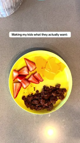 Strawberries, ground beef, and cheese slices for dinner. Simple and yummy! 😇 #whatmytoddlereats #whatmykidseat #toddlermeals #kidsmeals 