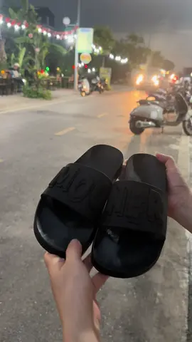 Các bác mua nhanh em còn chạy chứ tới rồi tới rồi các bác ơi. Dép đang được các bạn săn đón đây ạ#dép #dépnu #dépnam #depdep #depnamquaingang #depmooner 