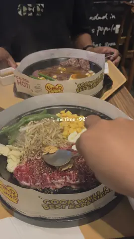 Me time… . . Karena membahagiakan diri sendiri itu penting, apalagi kalau ga da yg membahagiakan😂😂 #womentime #weekend #WeekendVibes #makan#jalanjalan