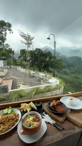 Adakah tempat yang menenangkan selain kamu? #jkopi #jkopijrahi #jrahi #jrahigunungwungkal #dolanpati #kulinerpati #jajanpati #pati 