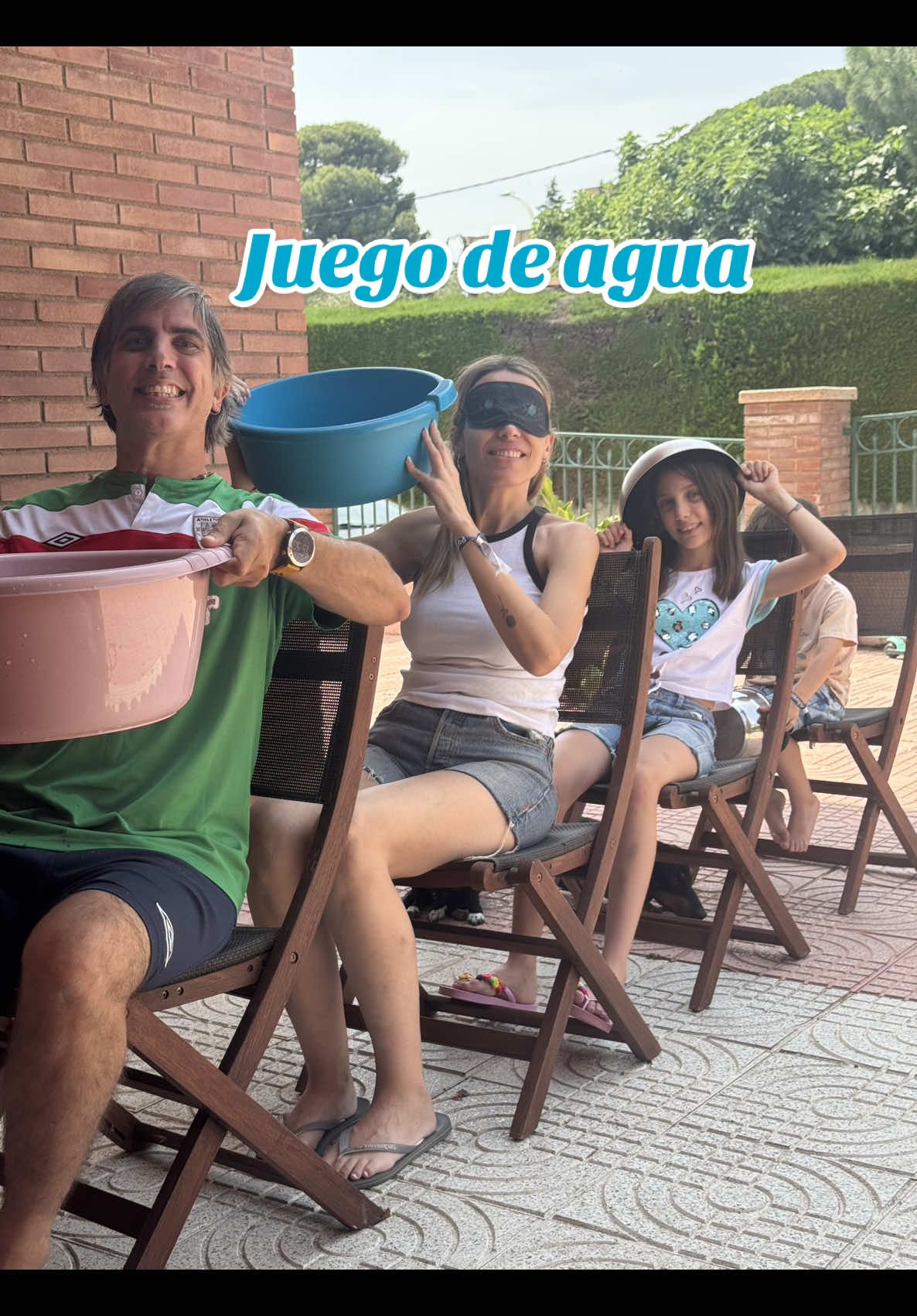 🎯 Reto del cubo… ¡con los ojos cerrados! 😅 Javi empieza con el cubo XXL… pero a cada paso se complica. ¿Seremos capaces de pasarnos el agua sin liarla? 💦  😂 Es un juego divertidísimo para este verano 🥰 #juego #juegosdeagua #juegoagua #verano #summergames #summegame #juegofamilia #juegoagua 
