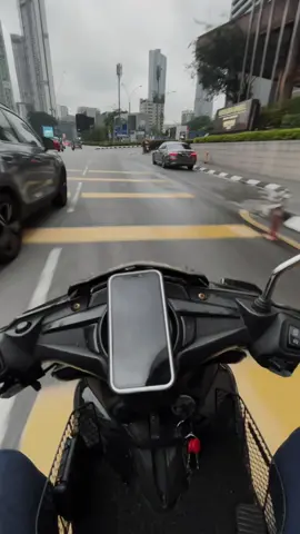 Langit tak indah, Mentari kian pudar.