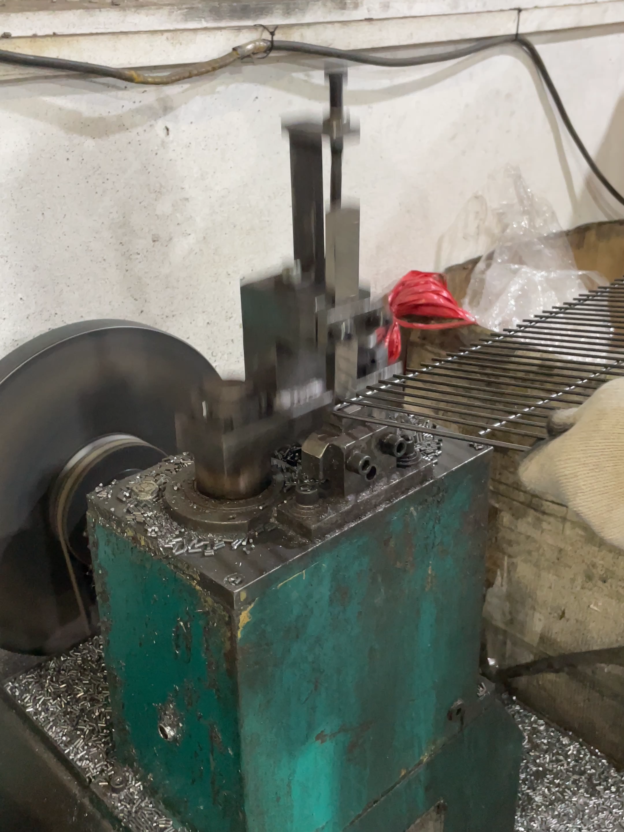 Make in China Automatic trimming process of metal for barbecue meat rack #process #factory #machine #factory #processing #grill #technology #industrial #manufacturer #producer