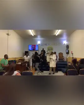 Church service turned into a full-blown episode of “Law & Order: Sunday Service Unit” 😳🙏🏽 A drummer’s violent threats led to chaos in Bridgeport—chairs flying, musicians running, and even the organ player said “not today!” Moral of the story: leave the drama at the altar, not in it! 😅 🎥: @HendersonHarrisMusic Repost: @spiritualword media: @RichinfaithTV #ChurchDrama #Bridgeport #SundayServiceGoneWrong #PrayForPeace #RichinFaithTV