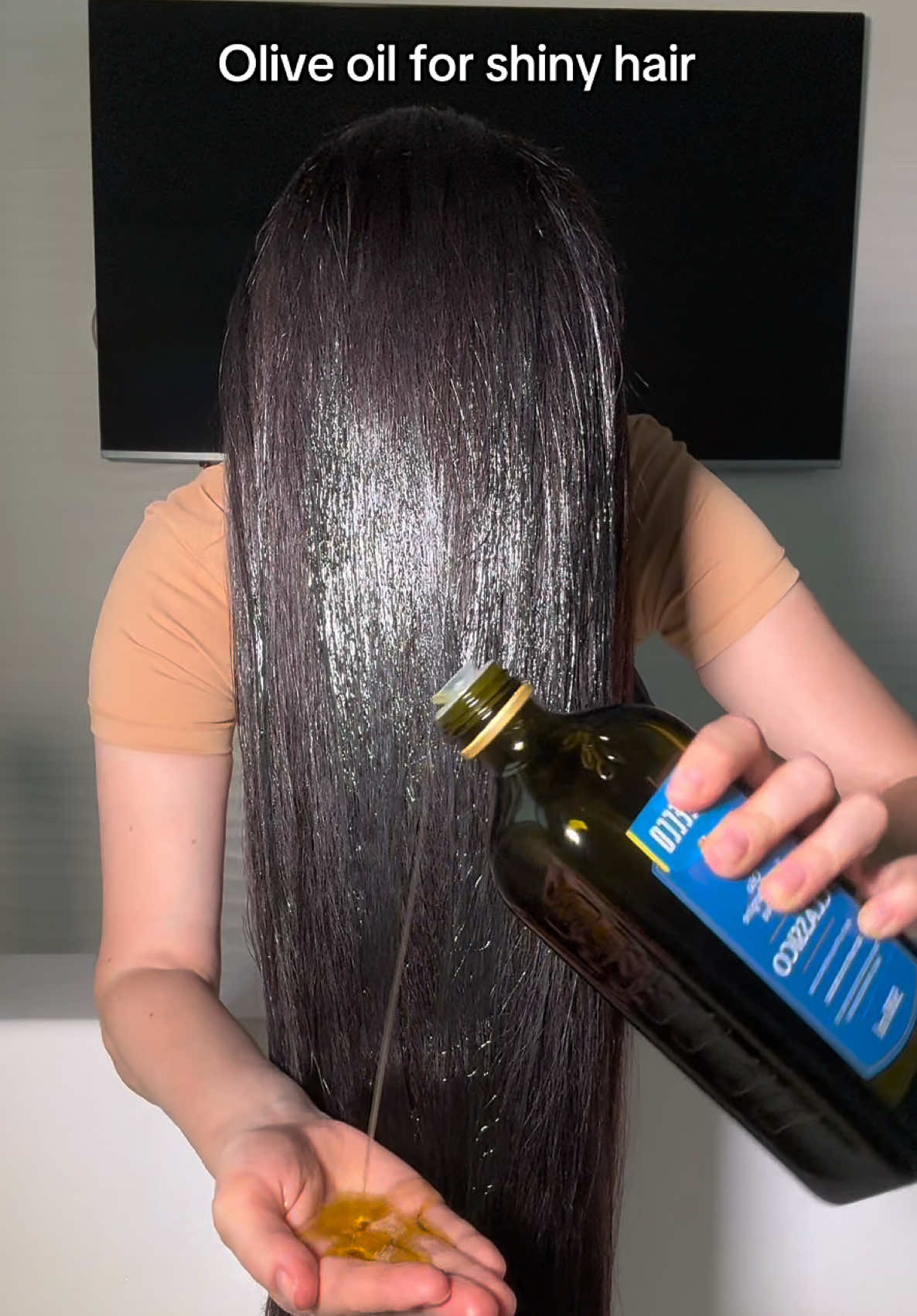 Olive oil adds instant shine and smoothness. Who else uses it? 💚#americanhairstyle #americanhair 