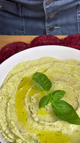 Hummus di Fave 🍃 Approfittando dell’estate delle fave, volevamo realizzare questo hummus fresco e saporito, perfetto da accompagnare con i nostri triangolini croccanti di tortilla. Un’idea semplice, leggera e spettacolare da condividere! Ingredienti: 	•	400 g di fave fresche (già sgranate) 	•	1 scalogno piccolo 	•	1/4 di cipolla bianca 	•	1 cucchiaio colmo di salsa tahina 	•	1/2 cucchiaino di paprika dolce 	•	Succo di mezzo limone 	•	4 cucchiai di acqua fredda (regoliamo la consistenza) 	•	Sale e pepe q.b. 	•	2 tortillas di mais Preparazione: Per prima cosa sbollentiamo le fave fresche in acqua bollente per 5 minuti. Poi le scoliamo e le trasferiamo subito in una ciotola con acqua e ghiaccio per bloccare la cottura. Le sbucciamo una a una, eliminando la pellicina esterna. Nel bicchiere del mixer uniamo le fave sbucciate, lo scalogno, la cipolla, la tahina, la paprika, il succo di limone, un pizzico di sale, pepe e l’acqua fredda. Frulliamo tutto fino a ottenere una crema liscia e vellutata. Se serve, aggiungiamo ancora un cucchiaio d’acqua per ammorbidire. Prepariamo i triangolini di tortilla: tagliamo ogni tortilla di mais in sei triangolini, li disponiamo nel cestello della friggitrice ad aria e li tostiamo a 190°C per circa 5 minuti per lato, finché risultano dorati e croccanti. Serviamo l’hummus accompagnato con i triangolini tostati. Y a disfrutar. Buon appetito!