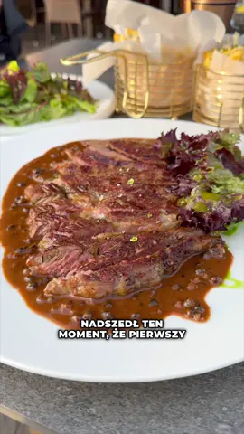 Podczas naszego 3 dniowego pobytu w Istebnej spróbowaliśmy niemalże każdego dania z menu w Restauracji Złoty Groń 🍽️ Muszę powiedzieć, że karta jest genialna, potrawy dopracowane do perfekcji 😍 Naszym faworytem był stek z antrykotu z sosem pieprzowym, tatar wołowy oraz sernik z owczego twarogu 😍😍😍 Koniecznie się tam wybierzcie! Nas zachwycił zarówno hotel jak i restauracja 😍 #zaprosznie @zlotygronresort  #furajedzenia #polskiegóry #wakacje #restauracja 