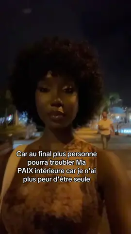 sois toujours prête à rester seule. Les gens peuvent changer en une seconde. Aujourd'hui, tu peux représenter tout pour eux... Et demain, ne plus rien valoir à leurs yeux. C'est ça la vie.🙌🏾🤷🏾‍♀️  #prt 