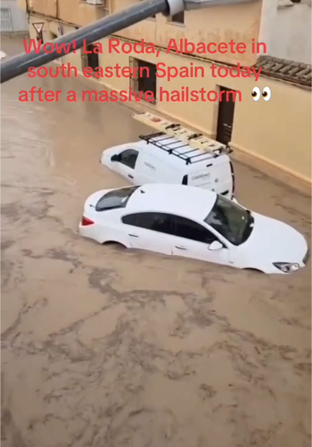 😱 Brutal! Very strong #storms inland points of the southeast of the #IberianPeninsula. ⛈️ This afternoon (15/06/2025), this is the situation in #LaRoda (#Albacete). Streets turned into real rivers, with lots of #hail. Video recorded by Eduardo Max. 📝 The yunque of those precipitation cores is spreading across surrounding areas, letting even some drops escape in places where rain wasn't expected.