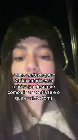 É legal se parecer com Kafka até realmente se parecer. A maioria das pessoas que gostariam de ser percebidas como estranhas não sabem o peso que ser considerado estranho tem na sociedade: a maioria dos lugares parece não te comportar, você não se identifica com nenhum grupo, você se sente um estranho até na própria família e por aí vai. #franzkafka #creep #fy 