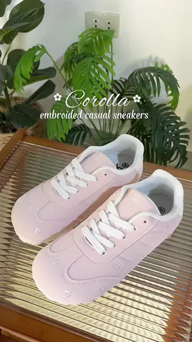 The cutest embroided casual sneakers from @Corolla shoes #corolla #corollashoes #newshoes #cuteshoes #floralshoes #shoetok #comfyshoes #shoelover #sneakers 