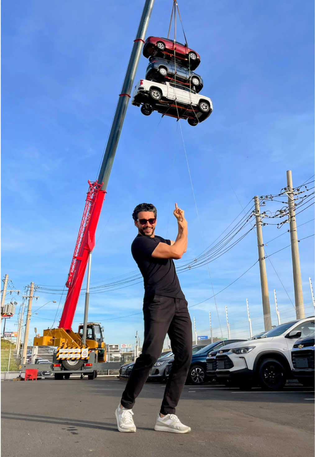 Olha a sacada da Chevrolet Codive Campinas. #carros #chevrolet #silverado #spin #onix #auto #guindaste #marketing #video 