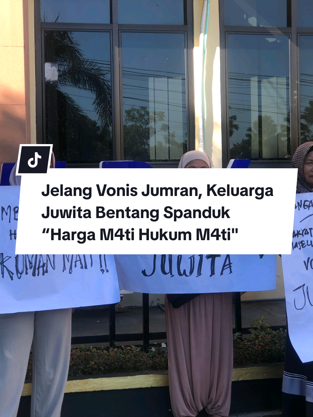 BANJARBARU - Vonis hukuman prajurit TNI Angkatan Laut (AL) Lanal Balikpapan Jumran (24) dibacakan hari ini, Senin (16/6/2025) di Pengadilan Militer (Dilmil) I-06 Banjarmasin. Majelis hakim memutus nasib terdakwa mantan Anggota Lanal Banjarmasin ini yang menghabisi nyawa Juwita pada Sabtu 22 Maret 2025 lalu. Jelang putusan itu pula, keluarga korban Juwita membentangkan spanduk meminta keadilan majelis hakim untuk menghukum m4t1 Jumran. Salah satu spanduk bertuliskan “Pembunuh Sadis, Harga M4t1 Hukum M4t1”. “Harapan pribadi, sesuai dengan apa yang dilakukannya, harga m4t1 hukuman m4t1,” tegas kakak kandung Juwita, Subpraja Ardinata, Senin (16/6/2025) pagi. Dia menegaskan tidak ada tawar menawar akan hukuman yang diberikan kepada Jumran, sebab perbuatan pembunuhan dilakukan oleh seorang anggota TNI aktif. “Masa dihukum militer tidak ada hukuman m4t1 untuk seorang p3mbunuh,” sambung dia. Keluarga menggelar aksi bentang spanduk sebagai bentuk menyuarakan dari pada keinginan agar putusan hakim hukuman m4t1. “Namun kita serahkan putusan sepenuhnya kepada pihak hakim,” tambahnya. Apabila putusan nantinya tidak sesuai dengan kehendak keluarga, bersama dengan kuasa hukum pihaknya akan berkordinasi untuk mendiskusikan langkah selanjutnya. Hingga berita dirilis terdakwa Jumran telah dihadirkan di hadapan Majelis Hakim Dilmil I-06 Banjarmasin untuk mendengarkan putusan yang akan dibacakan oleh Ketua Majelis Hakim Letkol Chk Arie Fitriansyah. (Kanalkalimantan.com/wanda)
