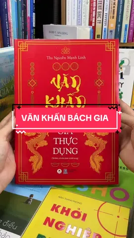 Văn Khấn Bách Gia Thực Dụng – cuốn văn khấn chuẩn chỉ và đầy đủ cho mọi gia đình Việt. Bạn bối rối mỗi dịp cúng lễ vì không biết khấn sao cho đúng, cho đủ, cho thành tâm mà vẫn chuẩn nghi lễ? “Văn Khấn Bách Gia Thực Dụng” chính là cuốn cẩm nang không thể thiếu trong mọi gia đình – giúp bạn an tâm gửi gắm lòng thành trong từng lời khấn, từng mâm lễ. Cuốn sách mang đến: - Hơn 300 bài văn khấn chuẩn mực, dễ đọc, dễ hiểu, áp dụng đúng nghi thức cổ truyền. mùng 1 – ngày rằm, Tết Nguyên đán, giỗ chạp, cúng gia tiên, Thần Tài – Thổ Địa, khai trương, nhập trạch, động thổ, cầu an – giải hạn... - Hướng dẫn đầy đủ cách sắp lễ, chọn ngày, giải nghĩa từng nghi lễ – từ đơn giản đến phức tạp. Đặc biệt hữu ích cho người trẻ, người bận rộn muốn gìn giữ phong tục ông bà một cách đơn giản, thành kính mà trọn vẹn. Hãy sở hữu ngay cuốn sách này – để mọi nghi lễ đều viên mãn, mọi lời khấn đều chạm đến tâm linh, mang lại may mắn, bình an cho gia đạo! #tiemsachbinhyen #BookTok #sachhay #sach #reading #vankhan #vankhangiatien #vankhanbachgiathucdung 