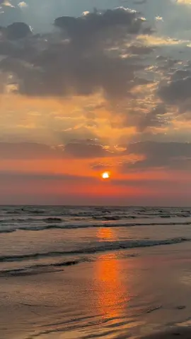 “Köhnə bir mahnı, təzə bir səhər… amma eyni həsrət.” 🌅 #sunrise #sunrisemusic #sunriseview #azerbaijan #novkhani #sumgait #baku #gundogumu #caspiansea #deniz #sea 