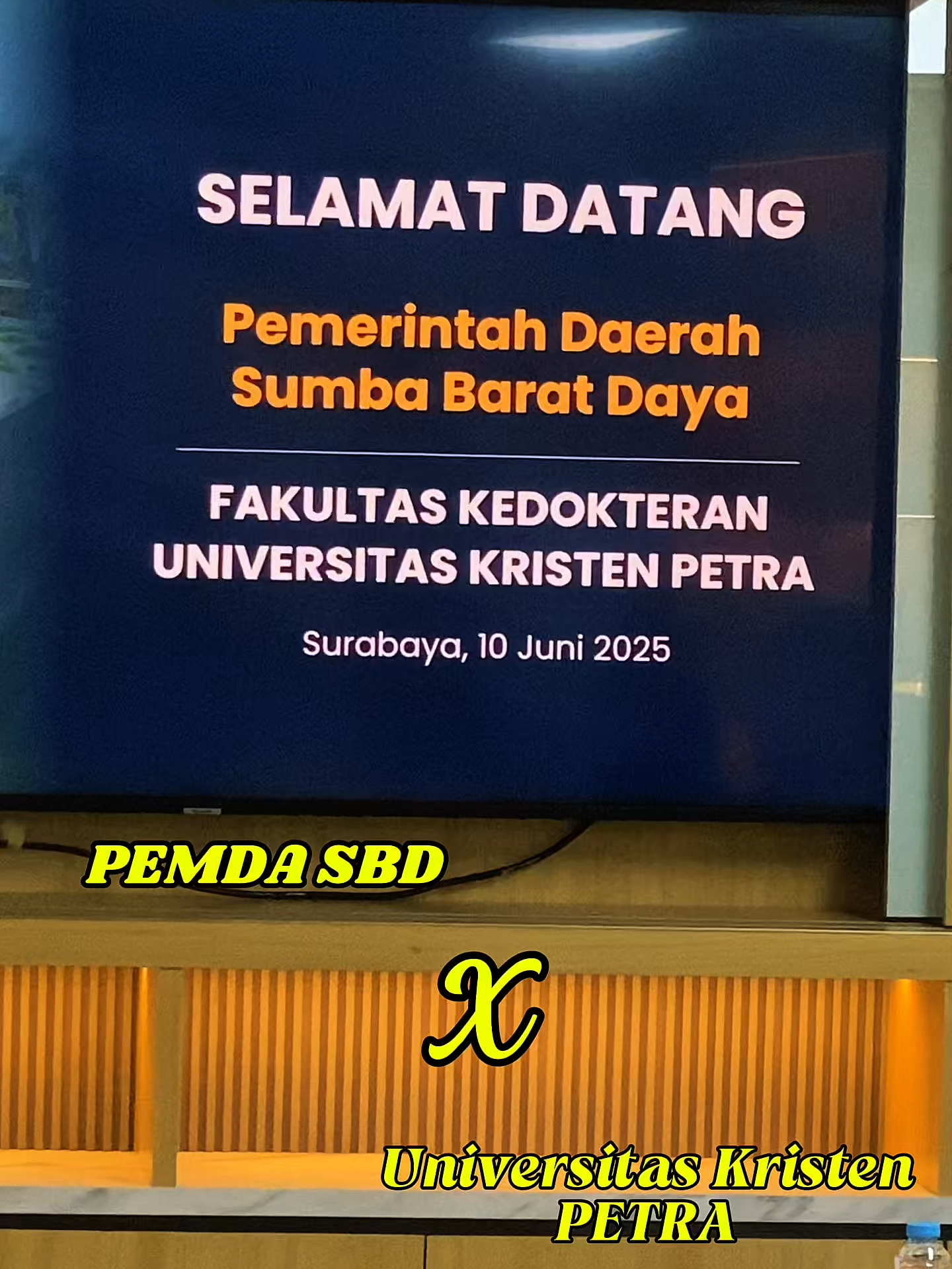 Surabaya, 10 Juni 2025  Bertempat di gedung Q Petra Christian University Surabaya, perwakilan pemerintah daerah Kab. Sumba Barat Daya disambut oleh Prof. Dr. (H.C.) Rolly Intan, Dr. Eng. selaku Direktur Eksekutif Yayasan Perguruan Tinggi Kristen Petra (YPTK Petra) guna menindaklanjuti MoU antara Pemerintah Daerah Kab. Sumba Barat Daya dan Yayasan Perguruan Tinggi Kristen Petra terkait perancangan & penyempurnaan Perjanjian Kerjasama (PKS) antara Pemerintah Daerah Kab. Sumba Barat Daya dengan Petra Christian University. Kerja sama ini meliputi berbagai aspek, termasuk pemberian beasiswa bagi calon mahasiswa berprestasi Putra/Putri dari Kab. Sumba Barat Daya yang ingin melanjutkan studi kejenjang Sarjana Kedokteran Umum dan Sarjana Kedokteran Gigi di FK / FKG (Fakultas Kedokteran / Fakultas Kedokteran Gigi) Petra Christian University. Diharapkan dengan tindaklanjut dari MoU ini dapat meningkatkan mutu dan jumlah dokter di Kabupaten Sumba Barat Daya serta memberikan akses pendidikan kedokteran kepada putra/putri asal Kab. Sumba Barat Daya. #fyppppppppppppppppppppppp #fypツ #ntt #kesehatan #sumba #fyp #kolaborasi #berandatiktok #beranda #sumbababaratdaya #sumbabaratdaya #fypage #universitaspetrasurabaya #kerjasama #beasiswadokter #pendidikandokter