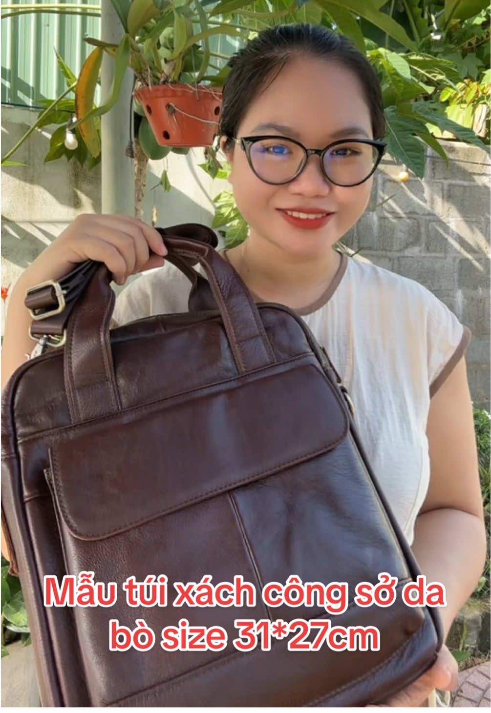 Anh chị đang cần tìm mẫu túi công sở da bò thù có thể tham khảo mẫu này của nhà Kim Nhung nha, kích thước 32*27cm, đựng vừa laptop, A4 chất da bò sang xịn lịch sự dùng bền không lo bong tróc nổ da, bảo hành da 1 năm cho khách hàng mua túi  #tuidabo #tuida #tuicongso #tuideocheo #tuidunglaptop #tuixachcaocap #A4 #nhungbantui 