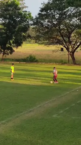 FUN FOOTBALL 😎😂 . Tehnik Pocong 😎😂 . Gak ada di eropa gaya gitu🤪🤣 . . . #fyp #fypage #funnyvideos #funfootbal #mabolsurabaya #fypagetiktok 