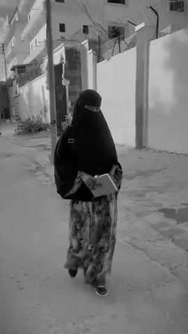 Waana qaaday…Waxbarshada waa waxa kaliya aduun iyo akhiraba aan ku guleysan karno 📚🫶🏽