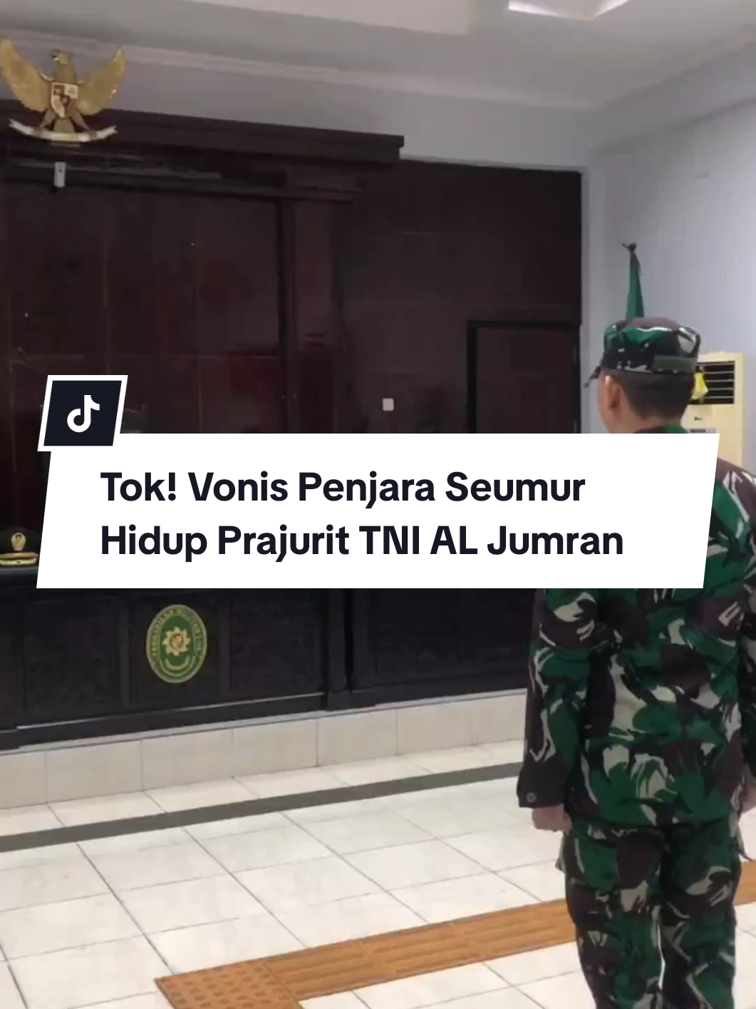 Dilmil: Terbukti Lakukan Pembunuhan Berencana, Pidana Tambahan Dipecat dari Dinas Kemiliteran BANJARBARU – Majelis Hakim Pengadilan Militer (Dilmil) I-06 Banjarmasin memutus Jumran, anggota TNI Angkatan Laut (AL) pangkat Kelasi I Bahari bersalah dengan masa hukuman penjara seumur hidup. Vonis hukuman itu sama dengan tuntutan awal yang dibawa oleh Oditurat Militer (Otmil) III-15 Banjarmasin Letkol Chk Sunandi. Sebelumnya prajurit Lanal Balikpapan itu dikenakan dakwaan pasal primer 340 KUHP tentang pembunuhan berencana dan subsider pasal 338 KUHP tentang pembunuhan. Kemudian dalam sidang putusan yang digelar Dilmil I-06 Banjarmasin di Banjarbaru pada Senin (16/6/2025), majelis hakim memutus Jumran dengan pidana pokok penjara selama seumur hidup dan pidana tambahan dipecat dari dinas kemiliteran TNI Angkatan Laut. “Jumran Kelasi I Bahari terbukti secara sah dan meyakinkan bersalah melakukan tindak pidana pembunuhan berencana, terdakwa oleh karena itu pidana pokok penjara selama seumur hidup, pidana tambahan dipecat dari dinas kemiliteran TNI Angkatan Laut,” ujar Ketua Majelis Hakim Letkol Chk Arie Fitriansyah saat mengetuk palu. Di hadapan terdakwa, ketua majelis hakim bersama dua anggota hakim lainnya membacakan pertimbangan-pertimbangan untuk pemberian hukuman ini. Menurut majelis hakim, perbuatan terdakwa sebagaimana didakwakan oleh Oditur Militer dalam dakwaan primer telah terpenuhi seluruh unsurnya. Unsur-unsur tersebut meliputi unsur pertama barang siapa, unsur kedua dengan sengaja dan dengan rencana terlebih dahulu, serta unsur ketiga barang siapa dengan sengaja dan dengan rencana terlebih dahulu merampas nyawa orang orang lain. “Perbuatan terdakwa sebagaimana didakwakan oleh Oditur dalam dakwaan primer telah terpenuhi seluruh unsurnya sehingga telah jelas dan terang tindak pidana yang dilakukan oleh terdakwa,” tegas dia. Atas pertimbangan itu pula pemberian hukuman seumur hidup dan pemecataan dari kedinasan dirasa adil dan seimbang dengan kesalahan terdakwa. Adapun terdakwa Jumran atas arahan penasihat hukum mengatakan mengatakan masih pikir-pikir atas putusan perkara tersebut. Sedangkan Kepala Otmil III-15 Banjarmasin Letkol Chk Sunandi mengatakan menerima putusan. Majelis hakim pun memberikan waktu sepekan untuk Jumran memutuskan untuk menerima atau melakukan banding. Tak hanya itu, atas putusan ini pula Jumran akan resmi melepas statusnya sebagai anggota TNI AL berpangkat Kelasi I Bahari itu setelah putusan mempunyai kekuatan hukum tetap atau inkracht. (Kanalkalimantan.com/wanda)