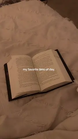 why’d the page flip by itself 😭😭 #fearless #laurenroberts #BookTok #readingnook #nightroutine #powerless #reckless 