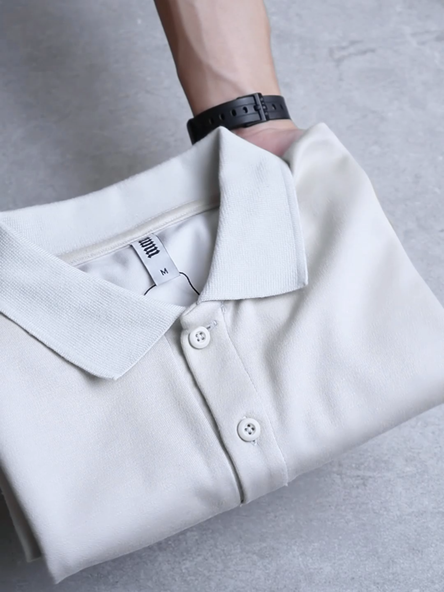 Clean, calm, and effortlessly neat. Oatmeal di AEZY Polo Pique cocok buat kamu yang suka tampil rapi tapi tetap santai. #NoVoidMinds #Aezy