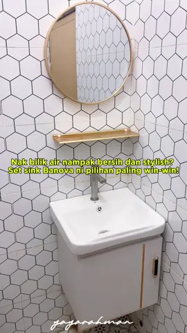 Puas hati beli combo ni, dapat cermin + paip + kabinet terus! Sesuai untuk rumah baru, homestay, atau projek upgrade rumah lama 💥 Harga mesra poket & mampu milik sangat tak percaya tekan beg kuning! #bathroommakeover #bathroomdesign #bathroomdecor #kabinetbilikair #sink #bathroomcabinet #basincabinet 