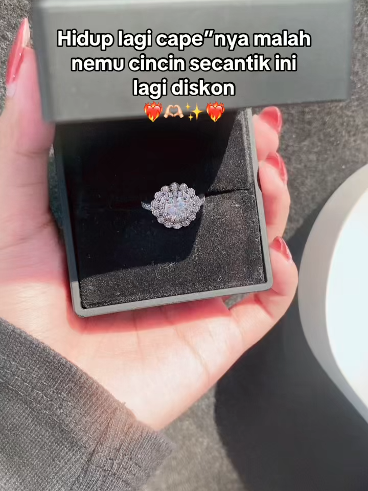 Hidup lagi cape-capenya malah nemu cincin secantik ini lagi diskon #roystone #moissanite #foryoupage #outfitideas #viraltiktok #fypage #cincincouple