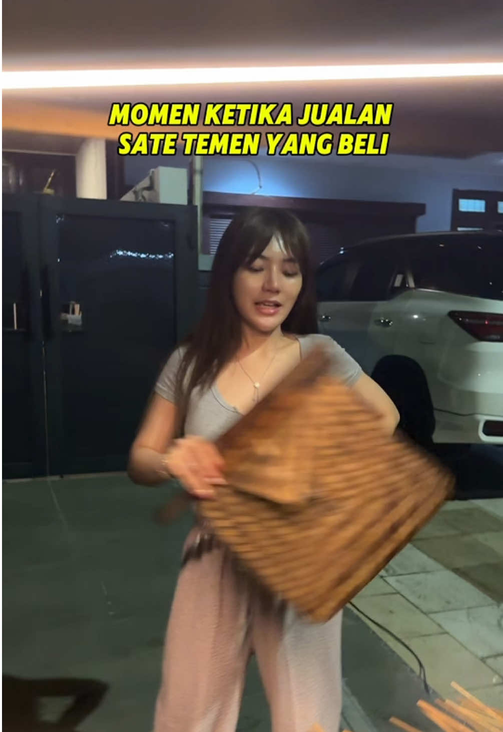 Siapa yang mau beli nih kalo aku jualan sateeee?! Komen ges di bawah! 😋🤤 @Meisitalomania 