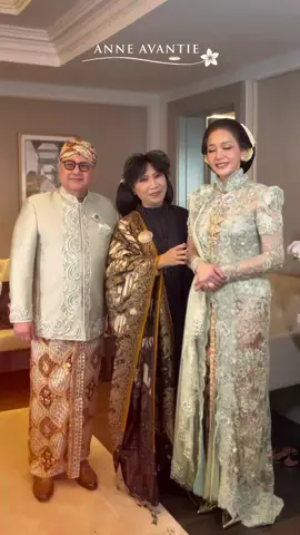 Hari ini adalah hari yang penuh SYUKUR.., menyaksikan sebuah KELUARGA dengan begitu INDAH menuangkan rasa CINTA KASIH dalam sebuah SUKACITA KEBERSAMAAN… 🙏❤️ • • Bagaimanapun KELUARGA adalah HARMONI SIMFONI yang seIRAMA.., 🙏❤️ dari PAGI hari .. suasana KECERIAAN itu menjadi SEJUK di HATI dan suasana yang begitu INDAH dari awal tengah hingga akhir acara ..🙏☺️ • • Yang membuat saya secara pribadi yang terlibat didalamnya merasakan ENERGI POSITIF yang begitu dalam .. 🙏❤️😍 • •  Terima kasih saya boleh menyaksikan KEBERSAMAAN yang penuh SUKACITA .., semoga  diberkati oleh Tuhan .. sampai maut memisahkan .. Selamat untuk Al Ghazali @alghazali7 & Alyssa Daguise @alyssadaguise 🙏❤️☺️ • • • • #inspirasianneavantie #kebayaanneavantie #karyaanneavantie #alghazali #alyssadaguise #almenikah #maiaestianty #beritaartis #showbiz