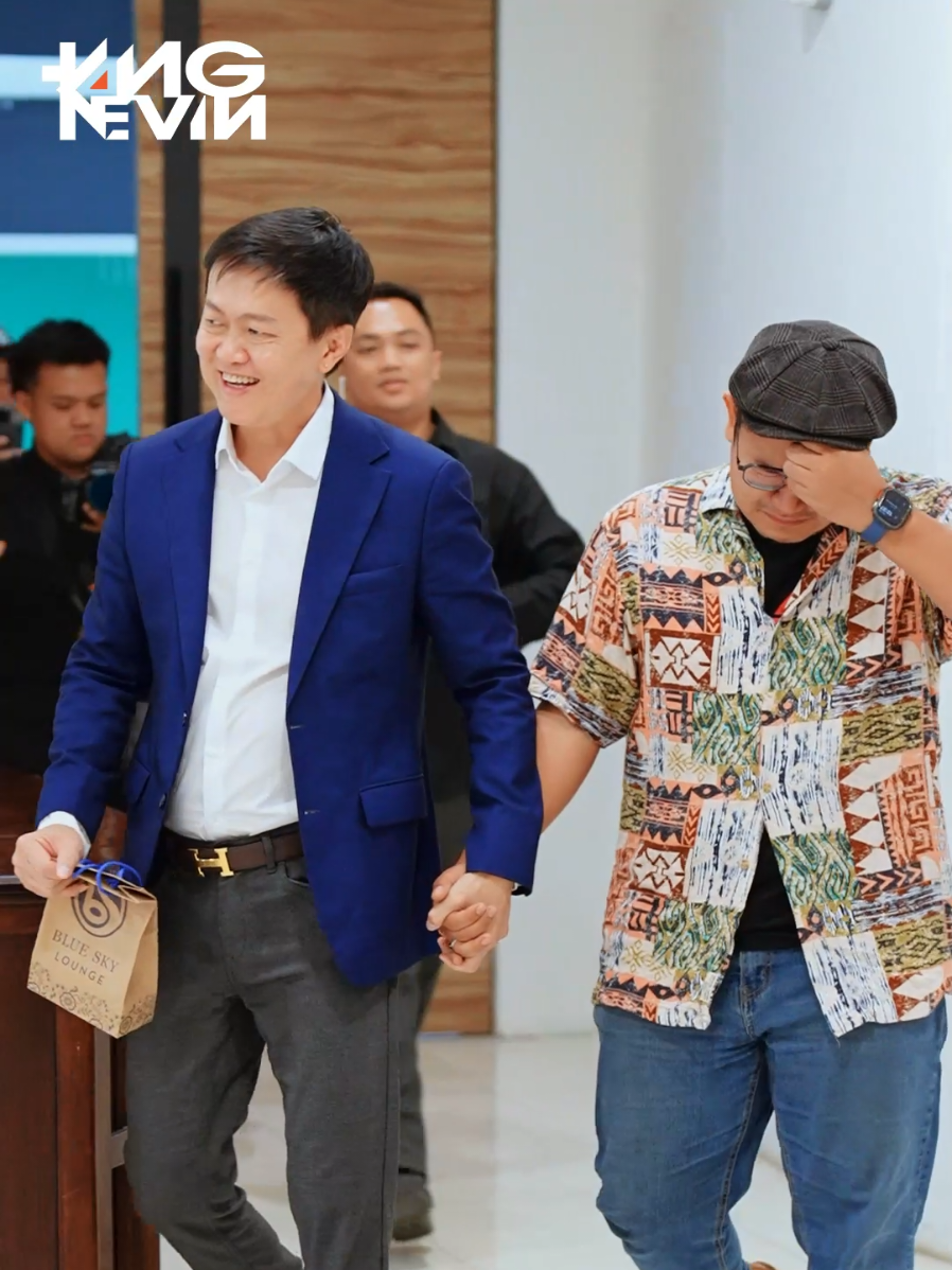 King Kevin kedatangan tamu spesial dari Malaysia yaitu @edinkomeng , yang ternyata ada kemiripan dari wajah King dengan wajah dari alm ayah Bro Edin Komeng.  Bagaimana cerita dibalik itu semua? Nonton video King Kevin sampai habis ya. #KingKevin #aduviral1m #fyp 