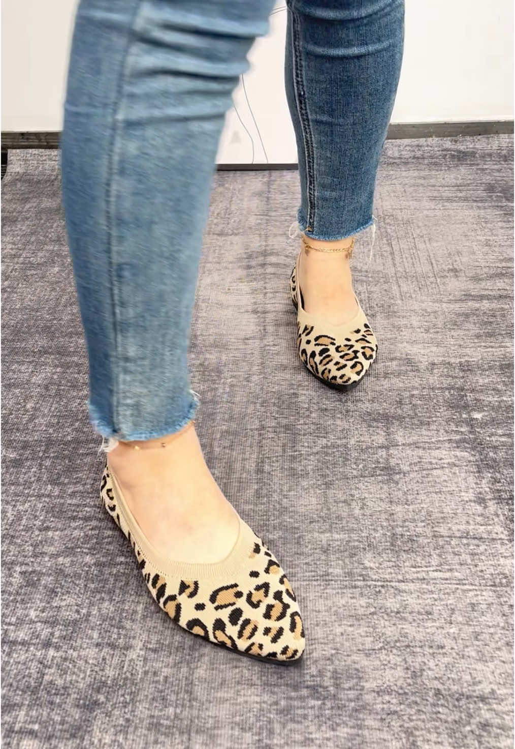 Summer fashion leopard pattern slip-on flat shoes.🥰🥰#comfortable #comfyshoes #viralshoes #trendyshoes #womenshoes #shoes #fashiontiktok #summershoes  #fashionshoes #walkingshoes #lightweight #tiktokmademebuyit #spotlightfinds #convenient #SummerFashion #casualshoes #dealsforyoudays #tiktokshopcreatorpicks #flats #flatshoes #sliponshoes 
