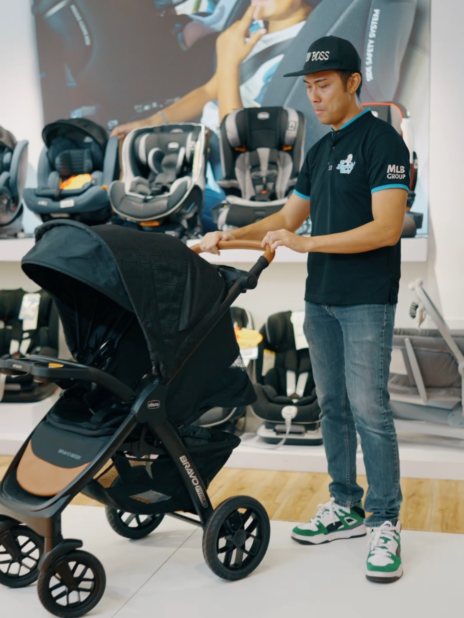 🚗💨 Nak jalan-jalan dengan baby? A travel system memang life saver untuk 6 bulan pertama! 👶💼 Senang lipat ✔️, senang angkut ✔️, baby pun comfy 😍 #MyLovelyBaby #babygearstore #Stroller #KedaiBayi #BabyShop #Puchong #ChiccoBravoPrimo