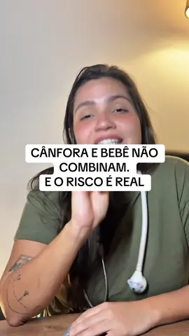 Mesmo em pequenas quantidades, Vick e produtos com cânfora não devem ser usados em bebês. A cânfora pode ser absorvida pela pele ou inalada, e isso representa risco real de intoxicação, mesmo em formulações infantis ou quando aplicada na roupa ou em umidificadores. Se o bebê estiver com o nariz congestionado, o cuidado mais seguro e eficaz é a lavagem nasal com soro fisiológico e, se indicado, inalação simples. Evite usar produtos com cheiro forte. A pele e o sistema respiratório do bebê ainda estão em desenvolvimento e exigem cuidados específicos. Dra. Carolina Andrade CRM 197698 | RQE 109417 Cuidado com Amor e Ciência 💜