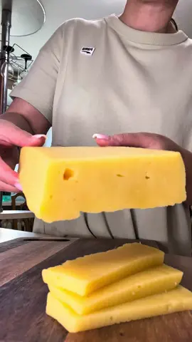 1 кг домашнего, Российского сыра за копейки🧀👍😋🥰 ! В магазине вы точно такого не купите ! Обязательно сохраните и готовьте! Рецепт: 1 л молока  1 кг творога  3 желтка  100 гр сливочного масла  1 чл соли  1 чл соды  ✅Весь процесс приготовления на маленьком огне , постоянно помешивая ! Это важно ☝️А вы готовили такой сыр ? 🧀 #сыр#домашнийсыр#быстро#быстроивкусно#рецепты#застолье#нарезка#готовимдома#простойрецепт