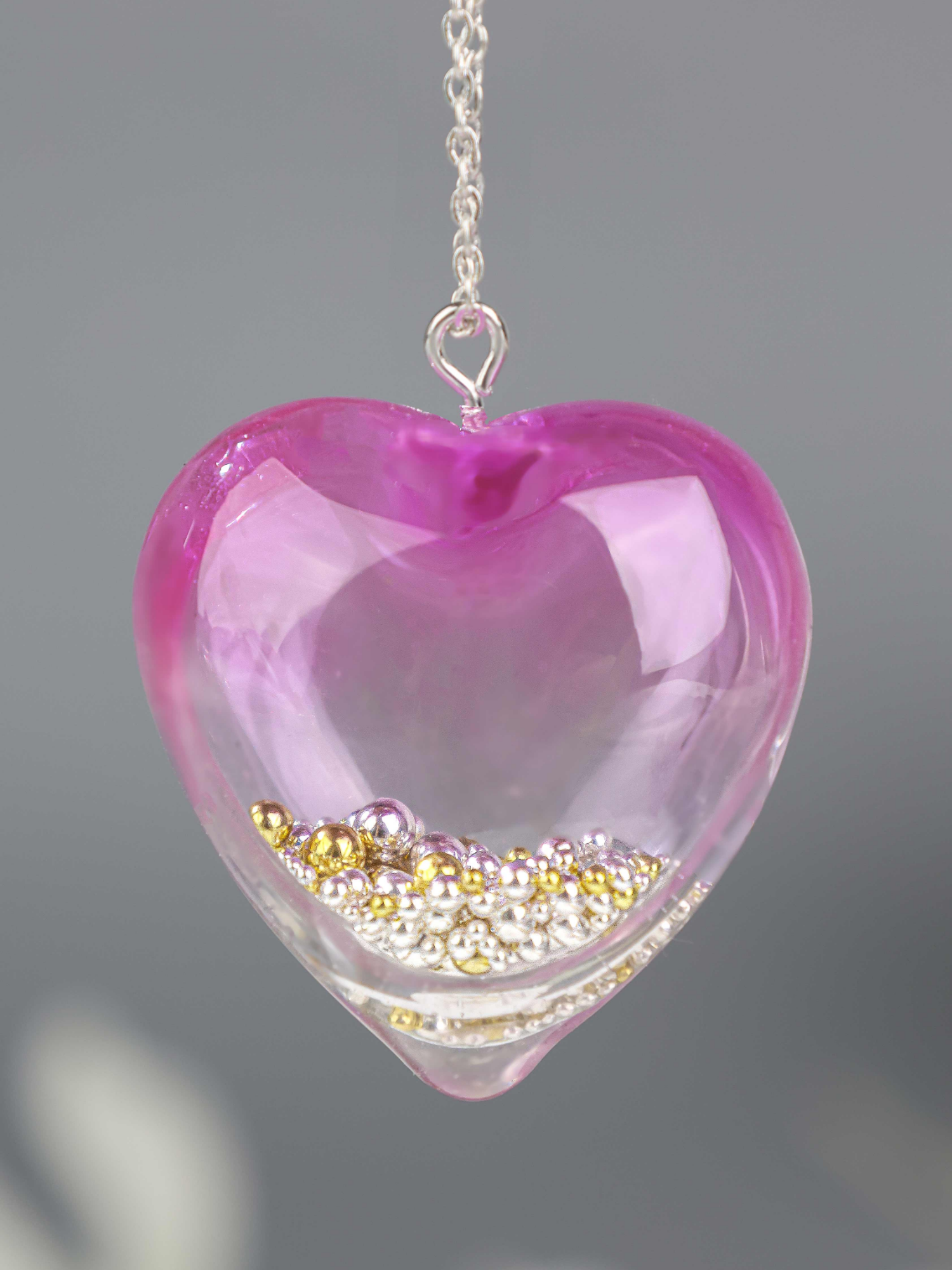 💖 Heart-shaped UV resin pendant with shimmering gold and silver beads, making every detail sparkle! Simple materials, unique design – here’s the heart magic I’m bringing to you✨🎨 Create your own personalized pendant and carry love with you💕 🌟 Check out how to make this beautiful heart pendant! Use code 