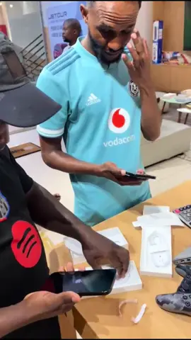 😄 Sourire aux lèvres. iPhones certifiés Apple en main. Chez Losako Shop, tu ne viens pas juste acheter… Tu viens vivre une expérience unique. Un espace qui t’inspire. Une équipe qui t’accompagne. Et des produits neufs, certifiés, garantis. Notre adresse 📍 Premier Shopping Mall, 1er étage – Kinshasa Nos horaires 🕒 Lundi à samedi : 9h – 19h 🕒 Dimanche : 15h – 20h ⚠️ WhatsApp • +243 821 006 430 💰 www.losako.shop #LosakoShop #iPhoneCertifié #PremierShoppingMall #Kinshasa #TechExperience #AppleChezLosako #SourireGaranti