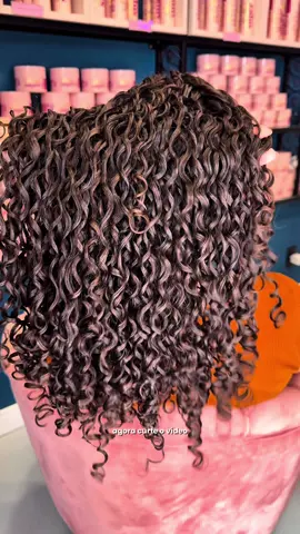 Ela demorava 2 horas para finalizar o cabelo!  Todos os nossos cosméticos são totalmente liberados 🐇🌱 Disponível para venda em nossa loja física ou através do site www.supercacheada.com.br  #CosméticosdaSuper #SuperCacheada #LinhaSuper #AquiéSuper #EuamorserumaSuperCacheada #ExclameaSuaBeleza #EspaçoSuperCacheada #SouSuper #MeumomentoSuper