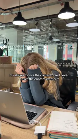 The battle behind the screens 😢  #content #contentcreator #marketing #socialmedia #socialmediamarketing #contentcreation #marketinggirlies #officetiktok #birmingham 