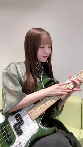 para-para... I tried playing it on the bass🎸💚 #bass #bassist #japan #japanese #parapara #パラパラ #ベース #ベーシスト #日本 #fyp 