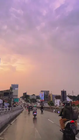 Jatingaleh with you #semarang #jatingaleh #sunset #semarangstory #semarangtiktok #semaranghujan #semarangvibes #semaranghits #mentahanvideo #semarang24jam #semarang #kotasemarang #sadvibes #sadstory #galaubrutal🥀 #semarangpride #fyp #xyzbca