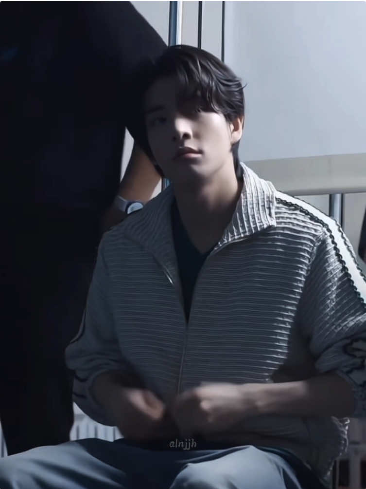 POV BAGIAN 1: Hari itu harusnya biasa aja. Kamu pulang ke rumah, lelah setelah seminggu penuh tugas dan jadwal kuliah yang padat. Tapi kamu semangat—karena malam ini kamu janji video call sama Jake. Dia selalu jadi alasanmu bertahan, bahkan di hari-hari terberat. Tapi begitu masuk rumah, suasananya beda. Ayahmu duduk di ruang tamu dengan wajah serius. Ibumu juga, dengan senyum yang terasa… dipaksakan. Ayah: “Duduklah sebentar, Nak. Kita mau bicara.” Kamu menelan ludah. Detak jantungmu tiba-tiba lebih kencang dari biasanya. Ibu: “Kami sudah lama mempertimbangkan ini. Ayahmu baru saja bertemu dengan Pak Haris. Kamu tahu, rekan bisnis Ayah. Anaknya… laki-laki yang baik.” Ayah: “Kami pikir, dia cocok untuk kamu. Keluarganya terpandang, stabil. Kita ingin kamu mencoba bertemu dengannya.” Kamu diam. Seperti baru dilempar keluar dari dunia yang kamu kenal. “Jaman sekarang… masih ada yang namanya perjodohan, Yah?” Ibu: “Ini bukan soal jaman. Ini soal masa depan kamu.” “Kalau ini soal masa depan aku, kenapa aku gak boleh pilih sendiri? Aku udah punya seseorang. Seseorang yang selama ini selalu ada buat aku…” Ayah: “Jake? Anak itu? Dia siapa, Nak? Kamu yakin masa depan kamu aman sama dia?” “Aku gak butuh orang kaya, Yah. Aku butuh orang yang gak ninggalin aku waktu aku jatuh. Dan itu Jake.” Ibu: “Nak, cinta bisa tumbuh. Tapi fondasi yang kuat itu datang dari keluarga yang sepadan. Jake mungkin baik, tapi…” “Jake bukan 'mungkin baik'. Dia lebih dari cukup. Dia lihat aku bukan karena nama keluarga, tapi karena aku. Itu yang gak bisa kalian lihat.” Suasana jadi hening. Dan kamu tahu, malam itu… kamu bukan lagi anak kecil di mata mereka, tapi juga belum cukup dewasa untuk mereka percaya. ——————— Malam itu, kamu dateng ke tempat Jake. Tapi bukan dengan senyum dan pelukan kayak biasanya. Kamu datang… dengan ragu. Jake tetap nyambut kamu hangat, kayak selalu. Dia lagi masak, dan kamu duduk di meja makan, memperhatiin dia dalam diam. “Kamu kelihatan capek. Minggu ini berat ya?” Kamu senyum kecil, singkat. “Bukan minggu ini doang. Tapi kayaknya mulai minggu ini, semuanya bakal berat.” Jake menoleh. Alisnya sedikit naik. “Ada apa?” “Orang tuaku… ngajak ngobrol sore tadi. Lama. Serius.” Jake menyandarkan tubuh ke meja dapur, memperhatikan kamu lebih dalam. “Ngomongin apa?” “Tentang hidup. Masa depan. Stabilitas. Tentang pilihan yang katanya… harus lebih ‘realistis’.” Jake mendekat, duduk di seberang kamu. Matanya gak lepas dari kamu. “Mereka gak suka aku, ya?” Kamu diam. Jake tahu kamu gak suka bohong, jadi justru hening itu jawaban paling jujur. “Mereka… punya pandangan sendiri soal siapa yang cocok buat aku. Mereka kenalin aku sama seseorang. Gak langsung maksa, tapi… kamu tahu gimana tekanan keluarga.”  Jake nunduk sebentar, tarik napas panjang. Lalu menatap kamu lagi. “Dan kamu? Kamu… gimana?” “Aku pengen bilang aku kuat. Tapi kadang, aku gak tahu harus kuat buat siapa.” Jake tersenyum—pahit. “Kalau kamu harus milih hari ini… kamu pilih yang aman, atau yang kamu sayang?” Kamu lihat dia. Lama. Dan kamu benci karena kamu gak bisa langsung jawab. “Jangan jawab sekarang. Tapi kalau suatu hari kamu pergi, aku cuma minta satu hal…” “Apa?” (tatapannya mulai berkaca) “Jangan pernah bilang kamu gak sayang aku. Aku lebih baik kehilangan kamu karena keadaan… daripada denger kamu bohong ke aku soal perasaan sendiri.” Dan malam itu kalian duduk lama dalam diam. Gak ada pelukan. Gak ada tangis histeris. Cuma dua orang yang sama-sama tahu, mereka saling cinta… tapi dunia mungkin gak sebaik itu. #jake #enhypen #pov #povau  haiii long time no see!! 