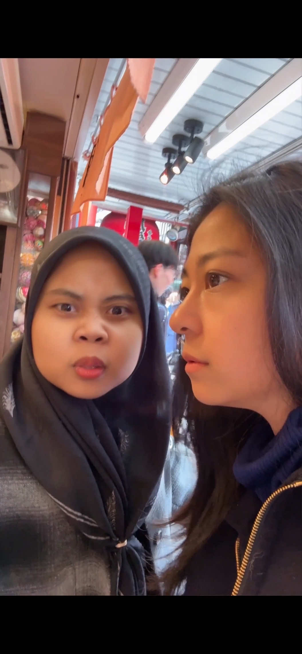 Jalan-jalan di sekitar asakusa temple.. banyak banget pilihan souvenir oleh-oleh, makanan, dan snack.. bikin my tummy goes on riots 😭💖 • • • • • #travel #funny #viral #trending #foryou #fyp #reels #mood #cute #snack #enak #japan #asakusa 